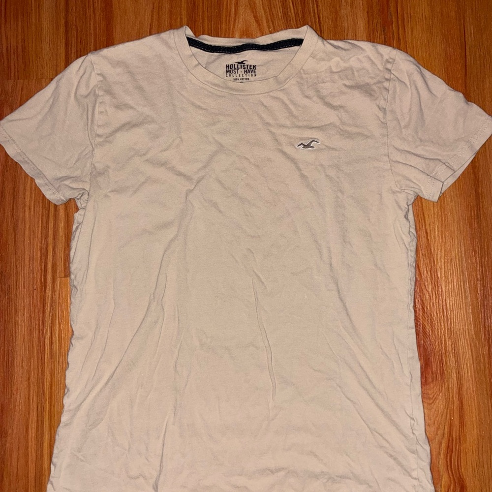 Hollister Men's Beige Short Sleeve Tee